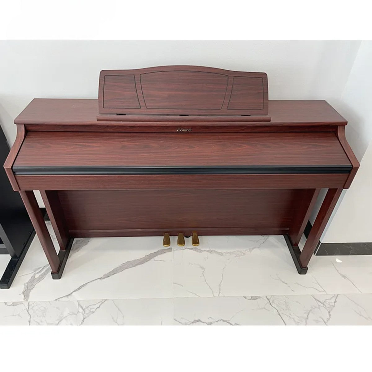 Đàn piano điện Roland HP205GP màu nâu gỗ sang trọng với thiết kế dáng tủ tại Tân Nhạc Cụ