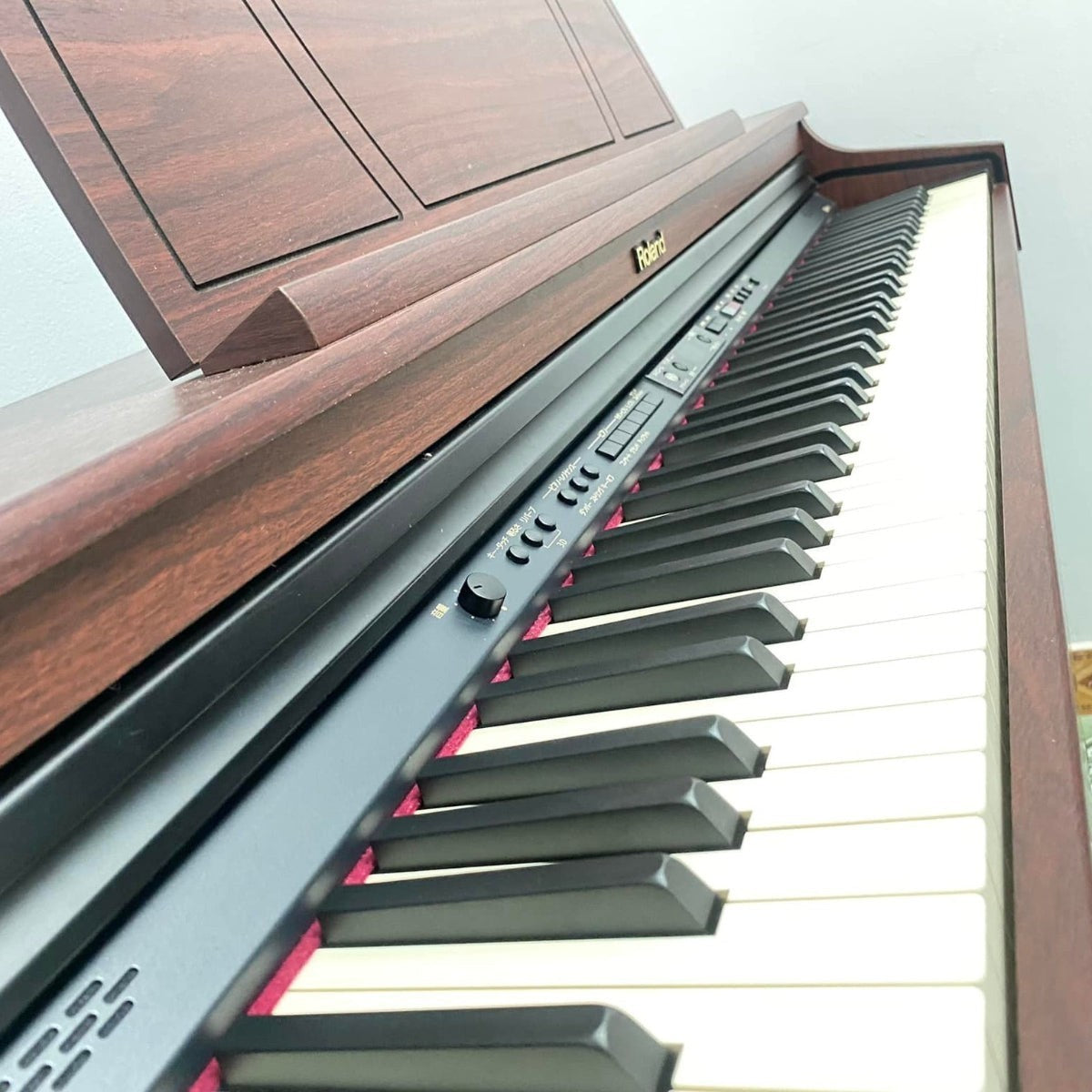 Đàn piano điện Roland HP205GP tại TÂN NHẠC CỤ với bàn phím búa PHA II màu gỗ sang trọng