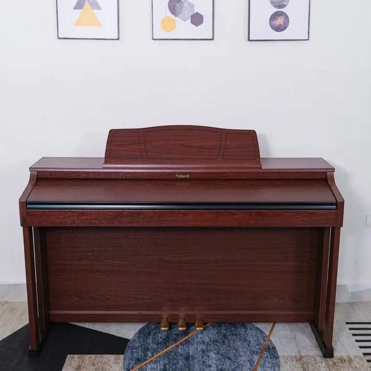 Đàn piano điện Roland HP205GP màu nâu gỗ sang trọng với thiết kế dáng tủ tại TÂN NHẠC CỤ