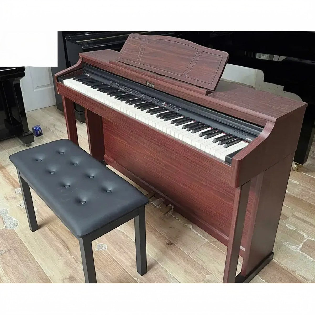 Đàn piano điện Roland HP205GP màu nâu gỗ sang trọng với bàn phím PHA II tại showroom TÂN NHẠC CỤ