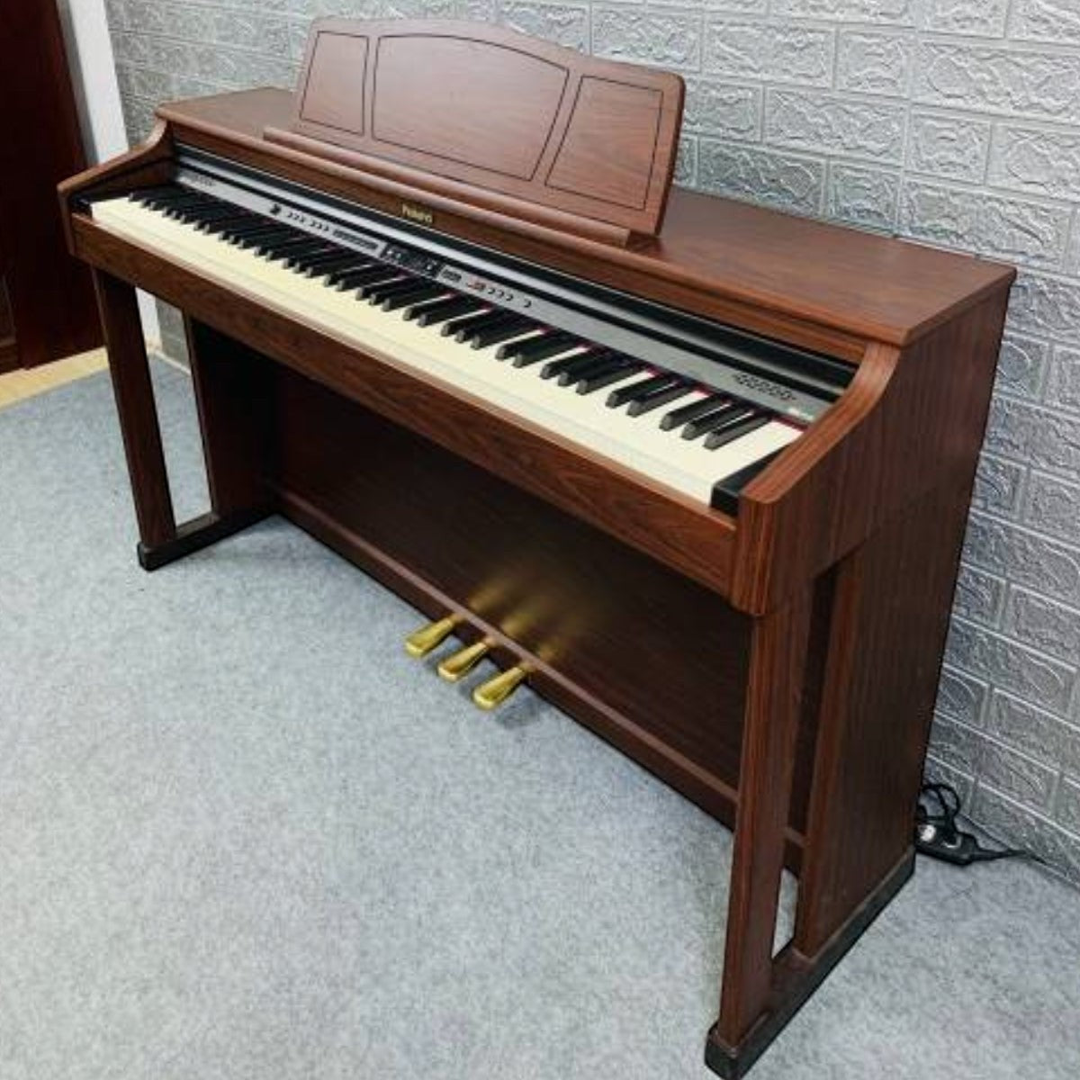 Đàn piano điện Roland HP205GP màu gỗ nâu sang trọng với bàn phím búa PHA II tại TÂN NHẠC CỤ