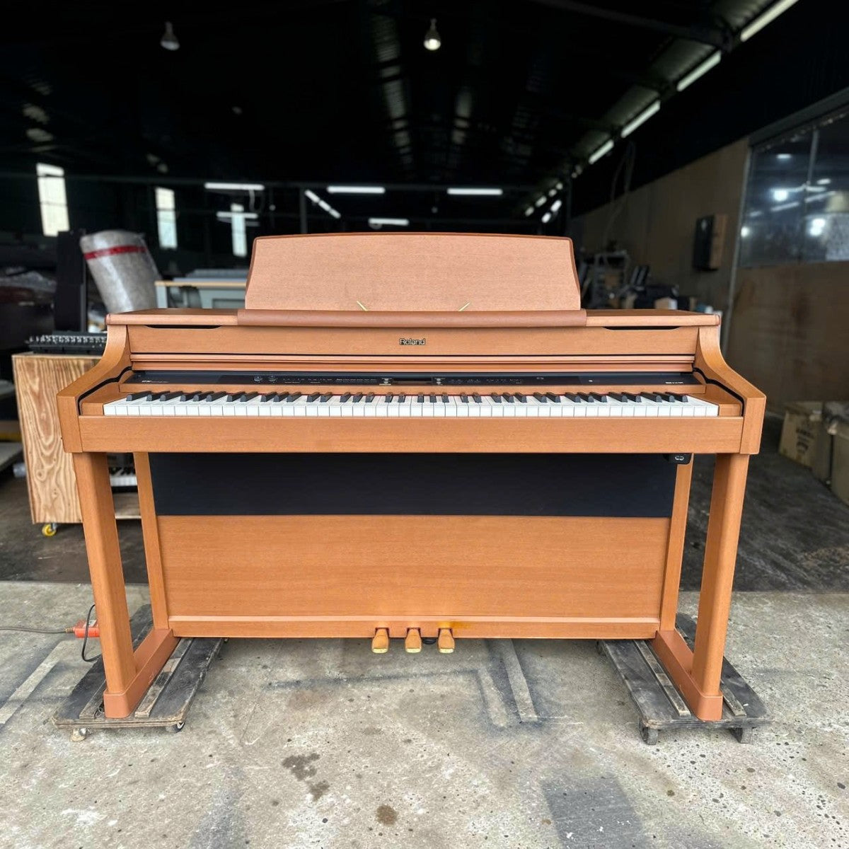 Đàn piano điện Roland HP207 màu gỗ sang trọng với thiết kế hiện đại tại TÂN NHẠC CỤ