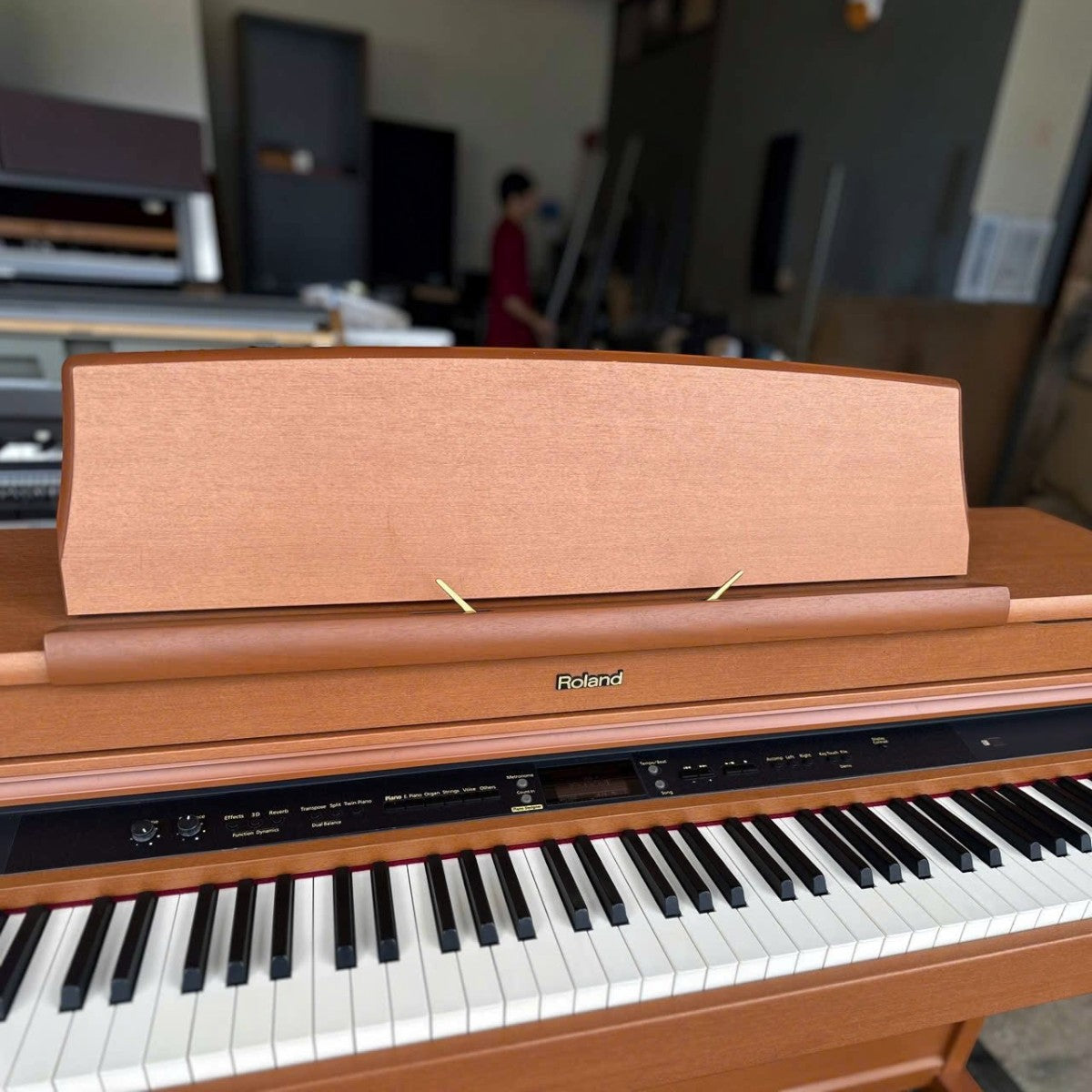 Đàn piano điện Roland HP207 màu gỗ tự nhiên với bàn phím PHA II Ivory Feel sang trọng tại TÂN NHẠC CỤ