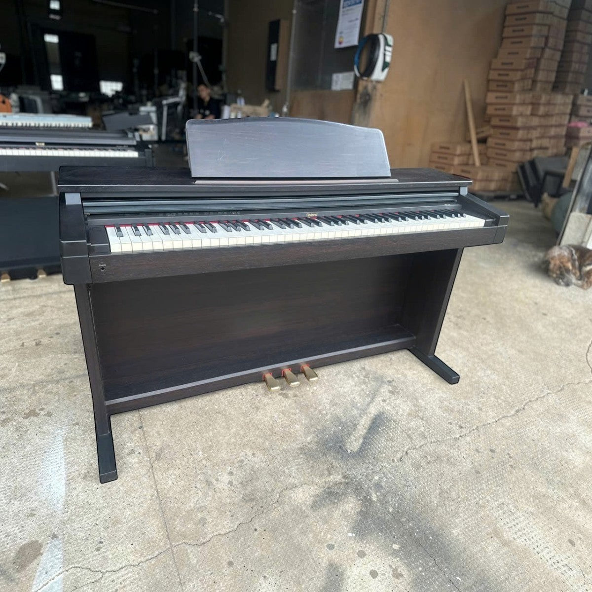 Đàn piano điện Roland HP230 dáng tủ màu đen thanh lịch tại TÂN NHẠC CỤ, thiết kế 88 phím búa và 3 pedal
