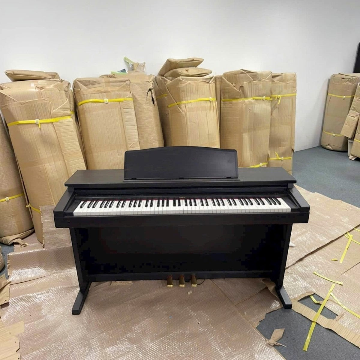 Đàn piano điện Roland HP230 dáng tủ màu đen thanh lịch tại TÂN NHẠC CỤ, bàn phím búa 88 phím chuẩn cho người mới học.