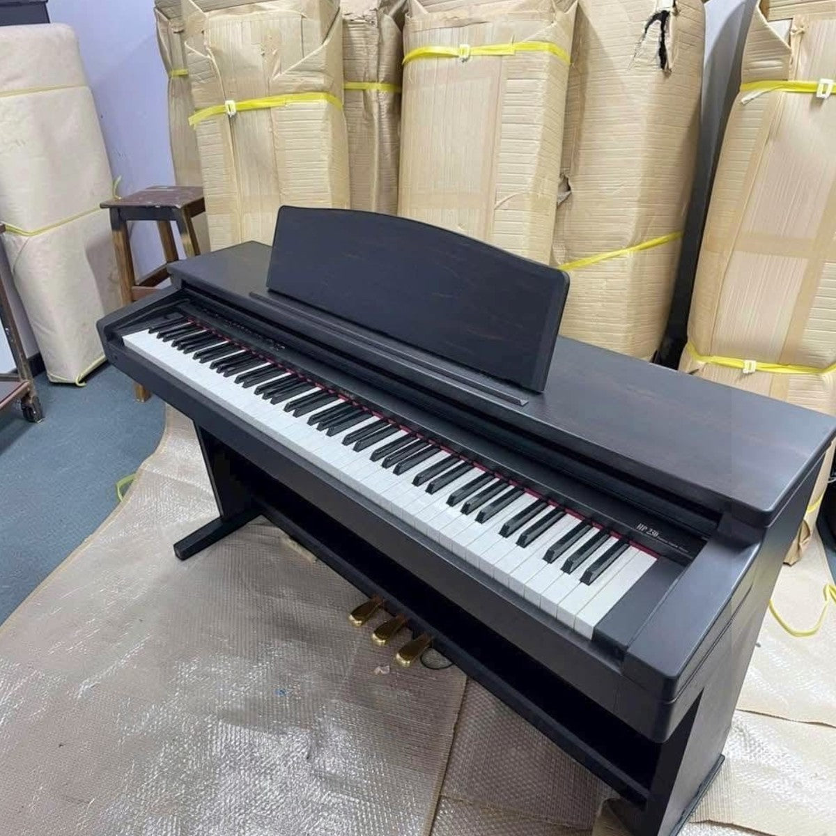 Đàn piano điện Roland HP230 dáng tủ màu đen thanh lịch tại TÂN NHẠC CỤ, thiết kế 88 phím búa chuẩn cho người mới học.