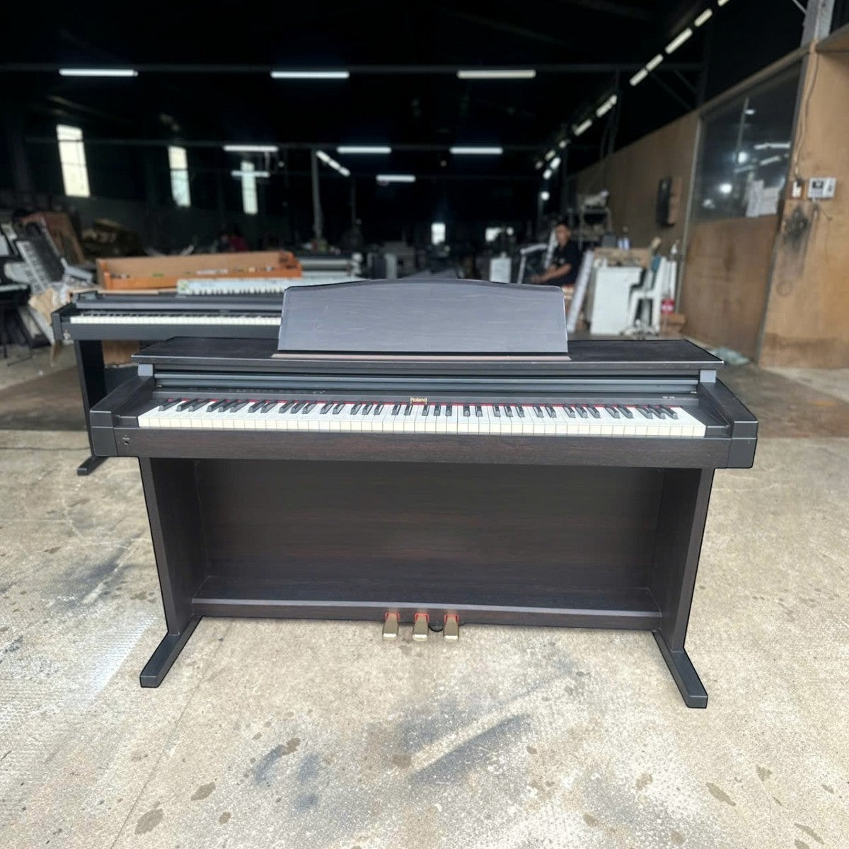 Đàn piano điện Roland HP230 dáng tủ màu nâu gỗ thanh lịch tại TÂN NHẠC CỤ, bàn phím búa 88 phím chuẩn cơ bản.