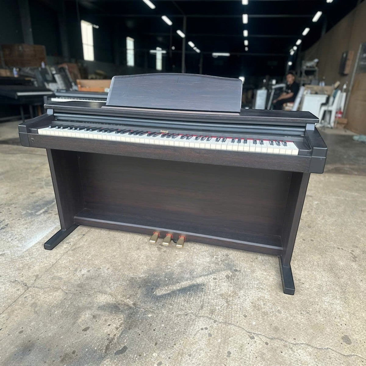 Đàn piano điện Roland HP230 dáng tủ màu nâu gỗ thanh lịch tại TÂN NHẠC CỤ, thiết kế 88 phím búa chuẩn cơ bản.