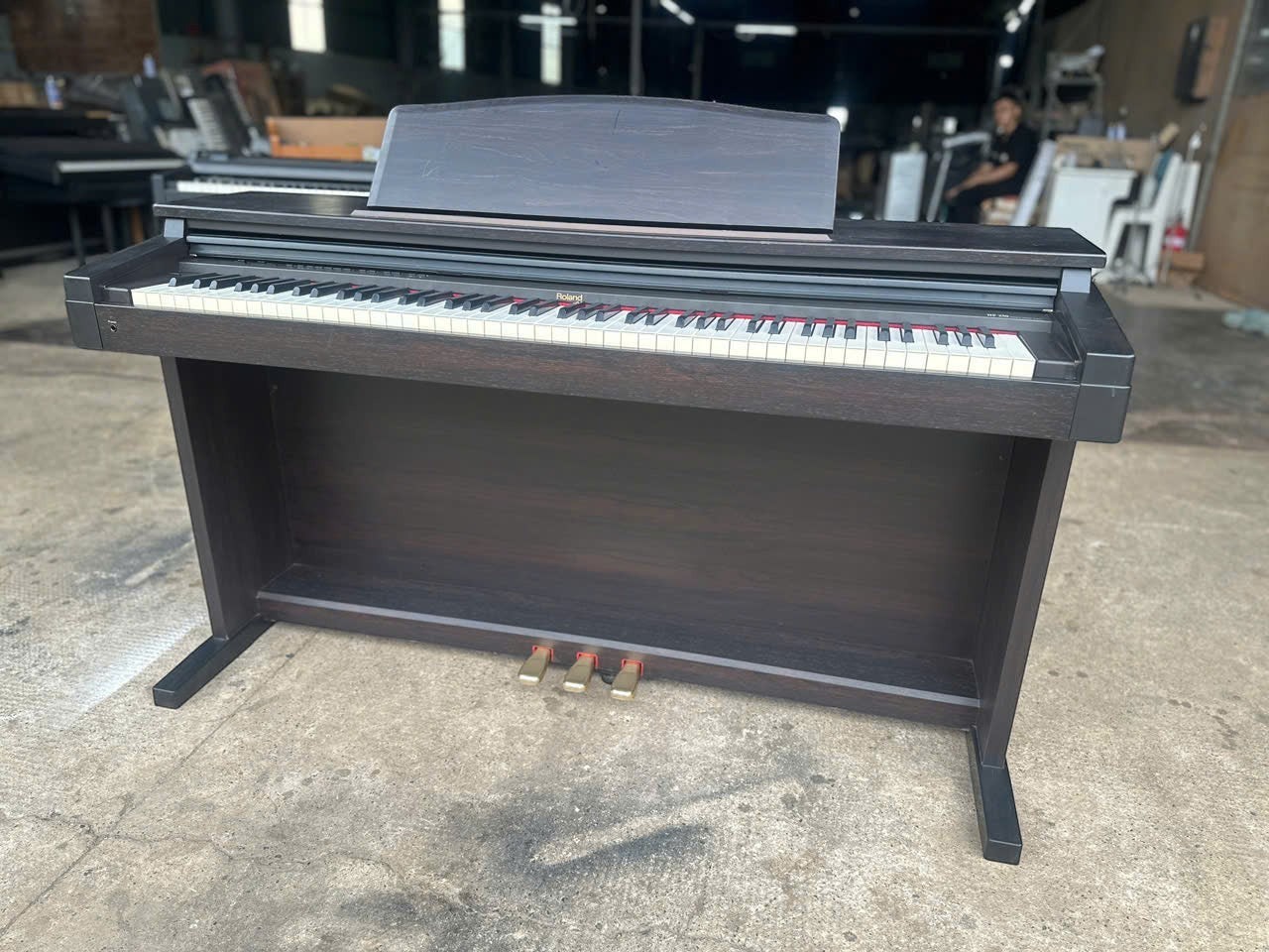 Đàn piano điện Roland HP230R màu gỗ nâu đậm sang trọng tại cửa hàng TÂN NHẠC CỤ