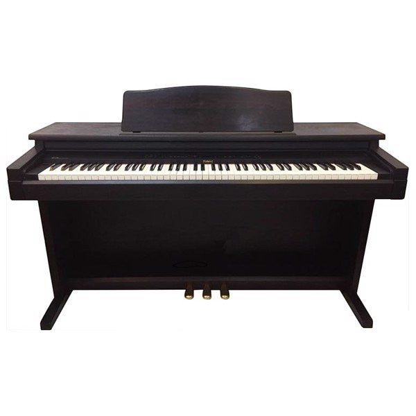 Đàn piano điện Roland HP230R màu gỗ nâu đậm sang trọng tại TÂN NHẠC CỤ với thiết kế cổ điển và 3 pedal