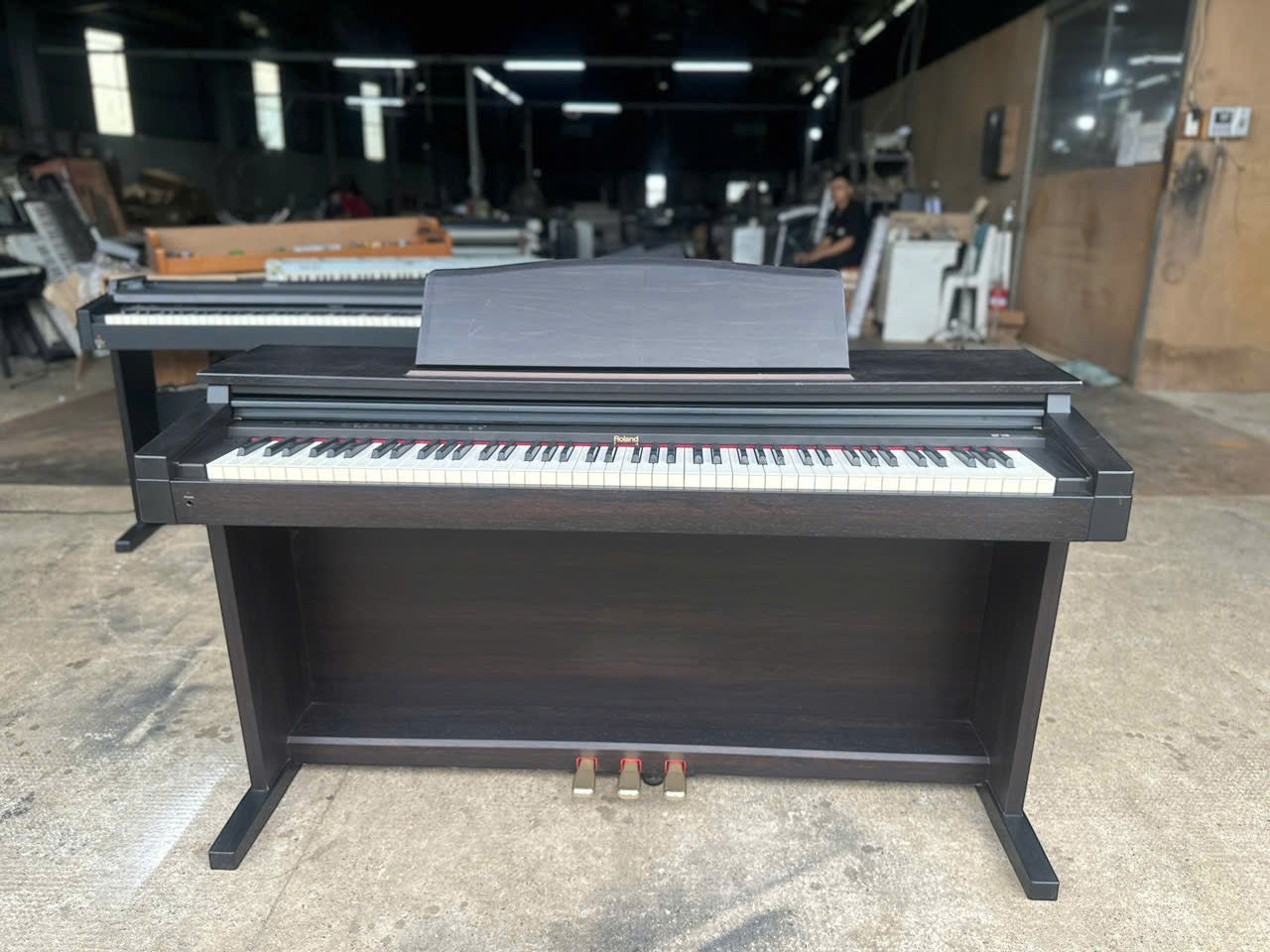 Đàn piano điện Roland HP230R màu gỗ nâu sang trọng với thiết kế cổ điển tại cửa hàng TÂN NHẠC CỤ
