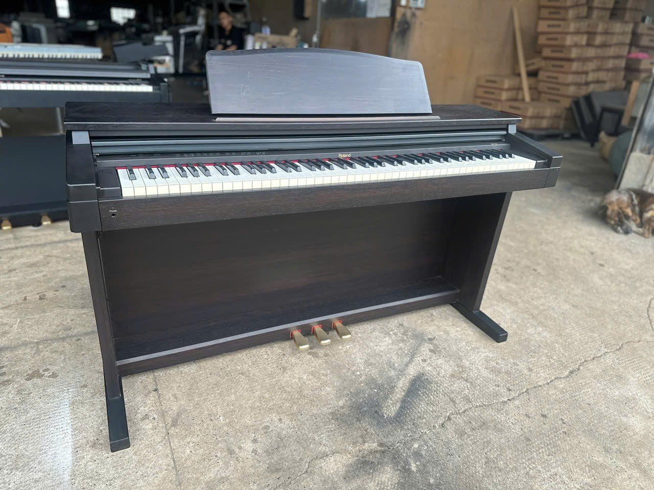 Đàn piano điện Roland HP230R màu gỗ nâu đậm sang trọng với thiết kế cổ điển tại cửa hàng TÂN NHẠC CỤ