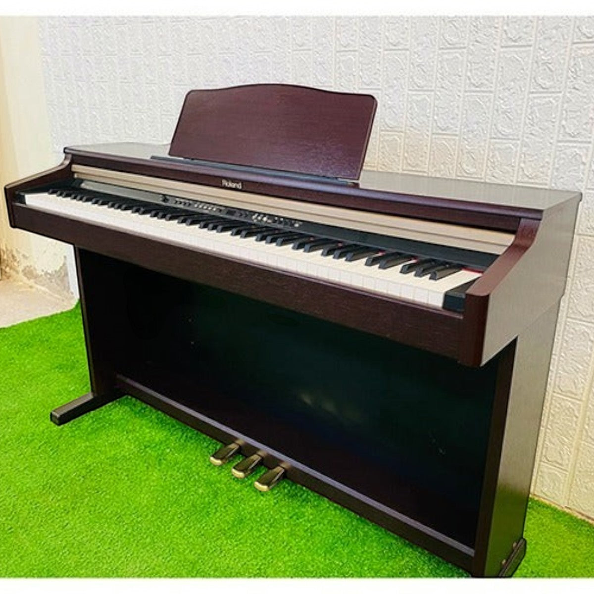 Đàn piano điện Roland HP2 màu gỗ nâu sang trọng với bàn phím búa PHA II tại cửa hàng TÂN NHẠC CỤ