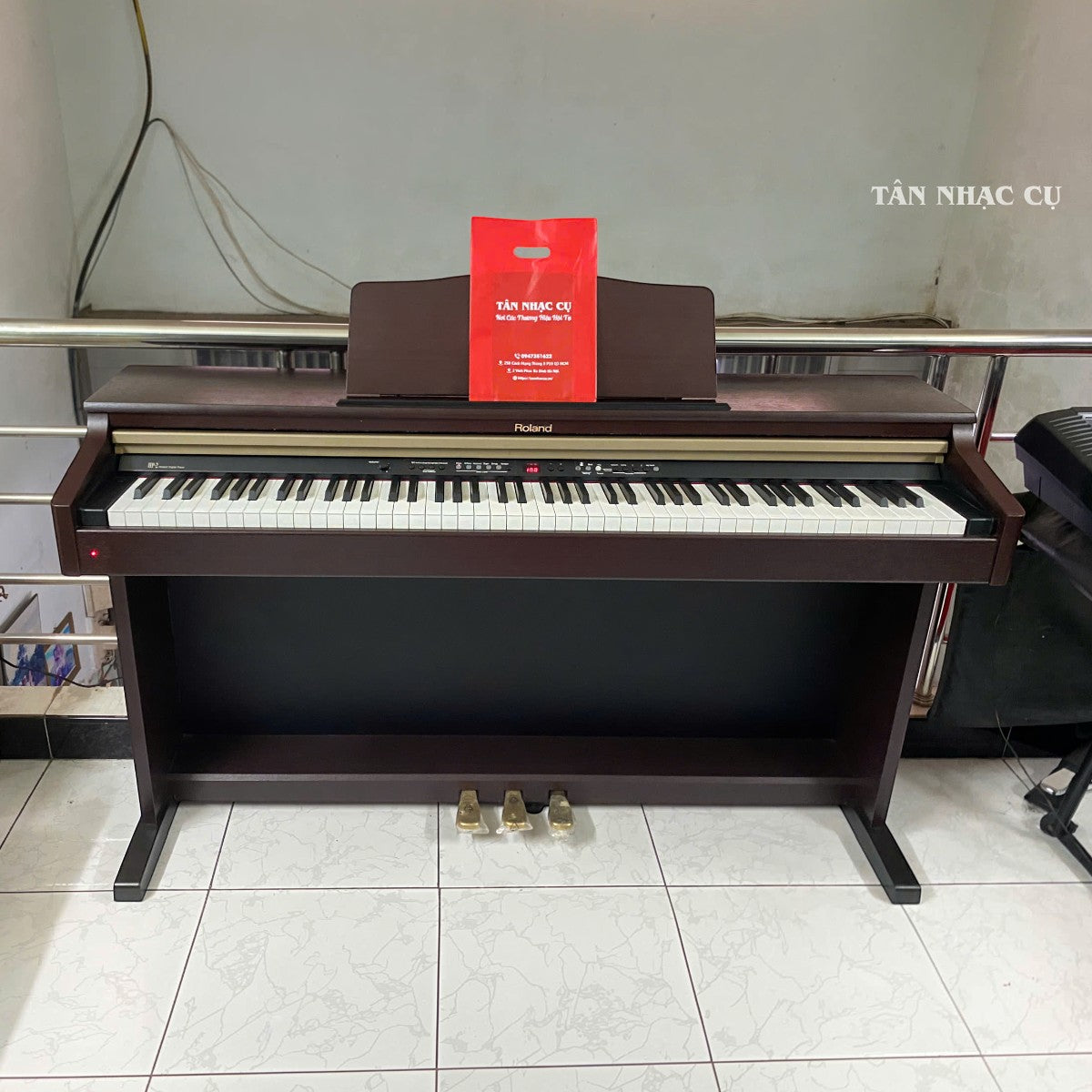 Đàn piano điện Roland HP2 màu nâu gỗ sang trọng với bàn phím búa PHA II tại cửa hàng TÂN NHẠC CỤ