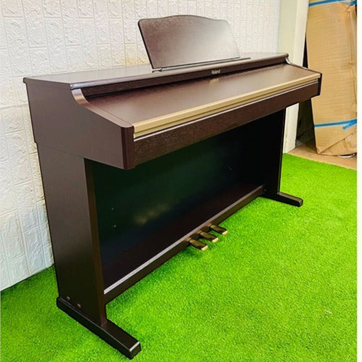 Đàn piano điện Roland HP2 màu nâu gỗ sang trọng với thiết kế dáng tủ tại Tân Nhạc Cụ