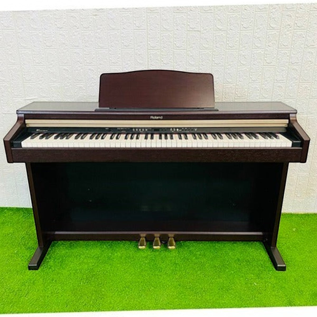 Đàn piano điện Roland HP2 màu gỗ nâu sang trọng với bàn phím búa PHA II tại cửa hàng TÂN NHẠC CỤ