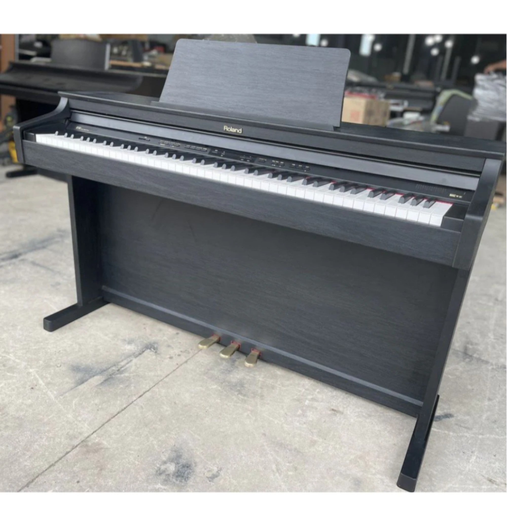 Đàn piano điện Roland HP302 màu đen sang trọng tại TÂN NHẠC CỤ với thiết kế chân đàn chắc chắn và ba pedal.