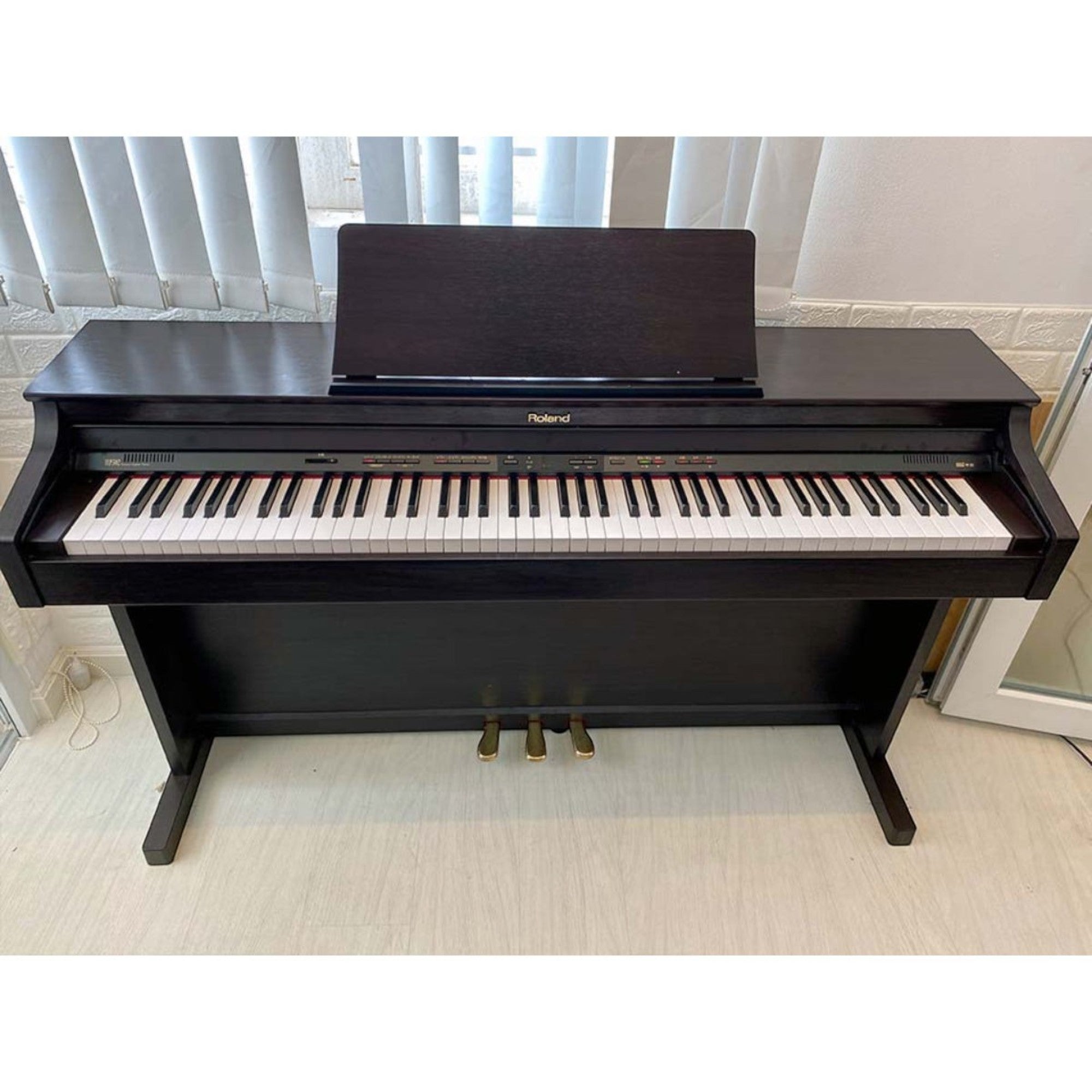 Đàn piano điện Roland HP302 màu đen sang trọng tại TÂN NHẠC CỤ với thiết kế cổ điển và ba pedal chắc chắn