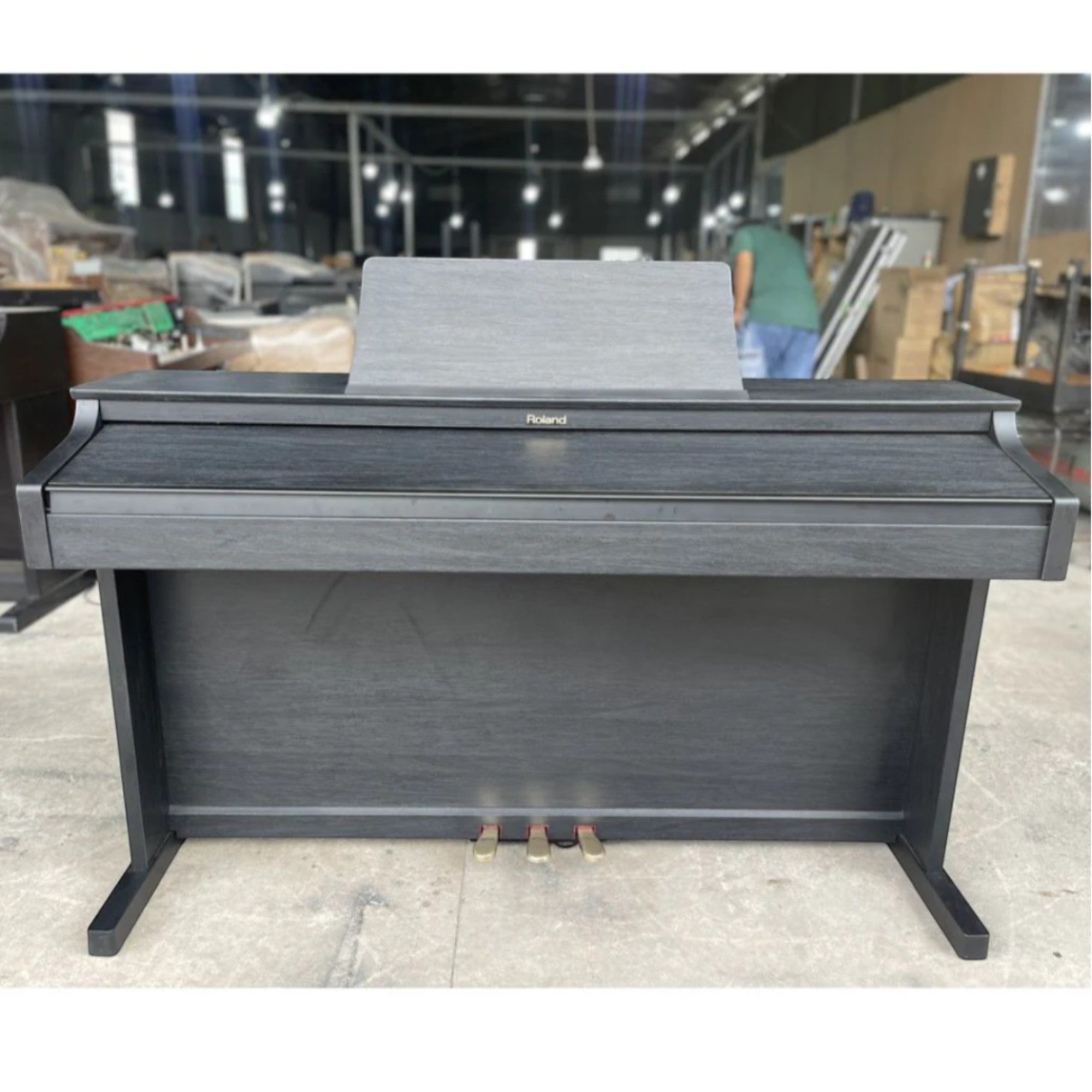 Đàn piano điện Roland HP302 màu đen sang trọng với thiết kế hiện đại tại cửa hàng TÂN NHẠC CỤ