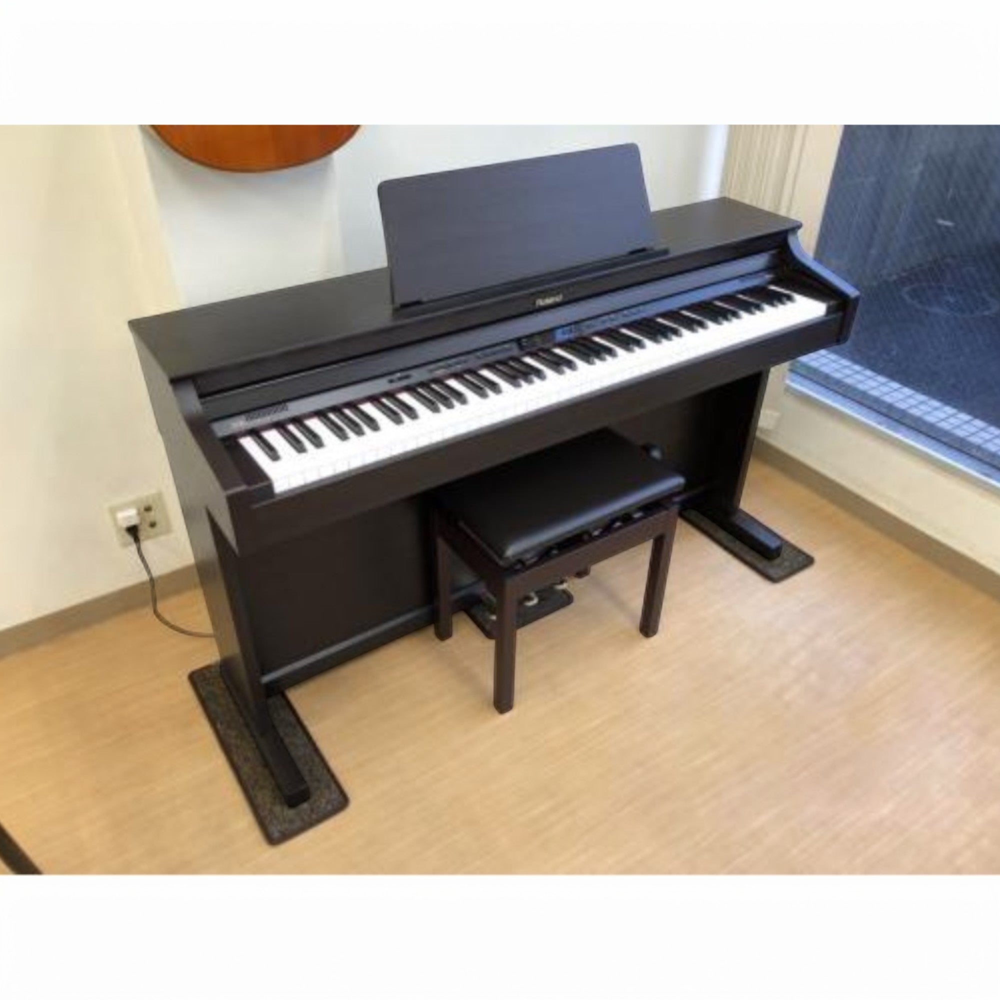 Đàn piano điện Roland HP302 màu đen sang trọng tại TÂN NHẠC CỤ với thiết kế hiện đại và ghế ngồi đi kèm