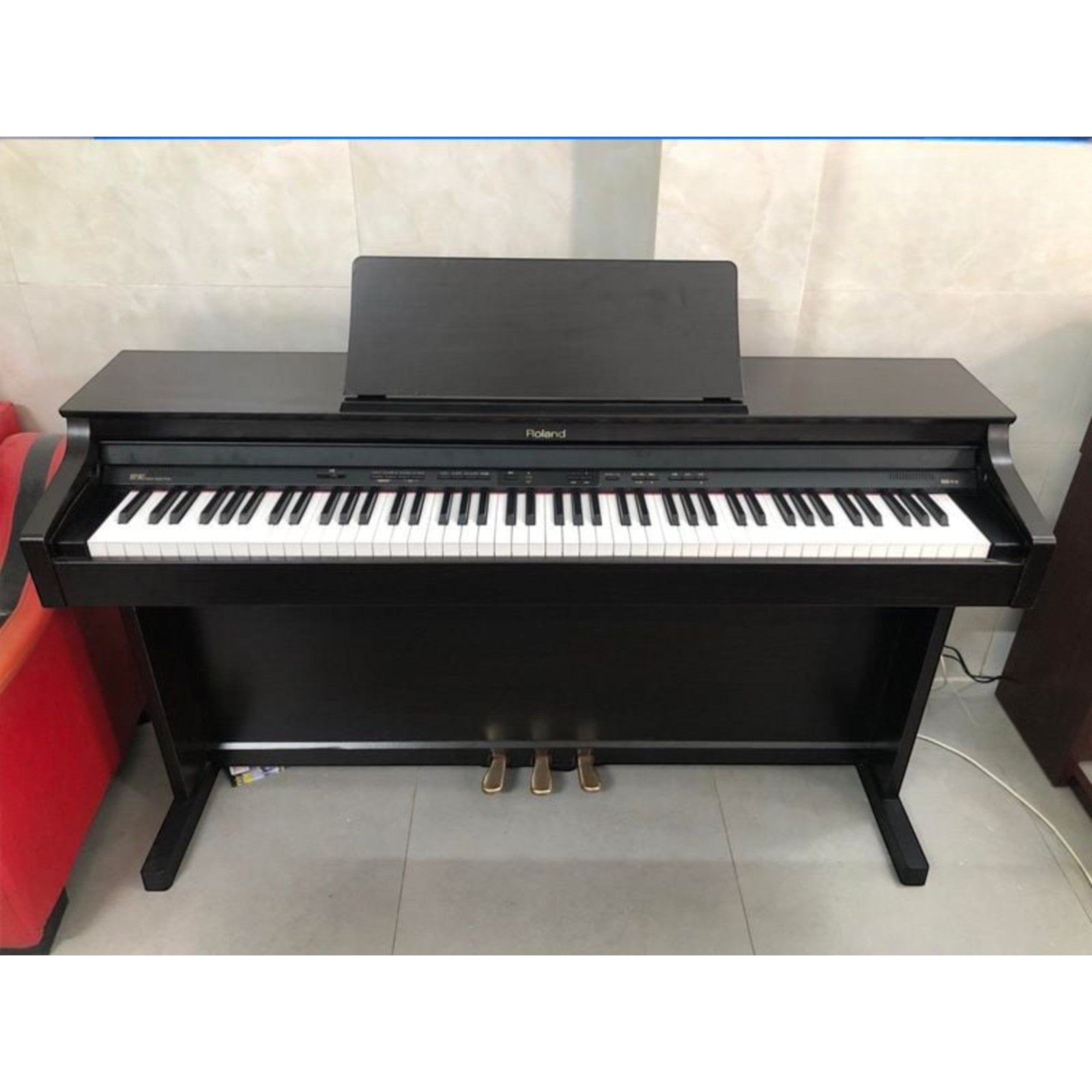 Đàn piano điện Roland HP302 màu đen sang trọng tại TÂN NHẠC CỤ với thiết kế 88 phím và ba pedal truyền thống