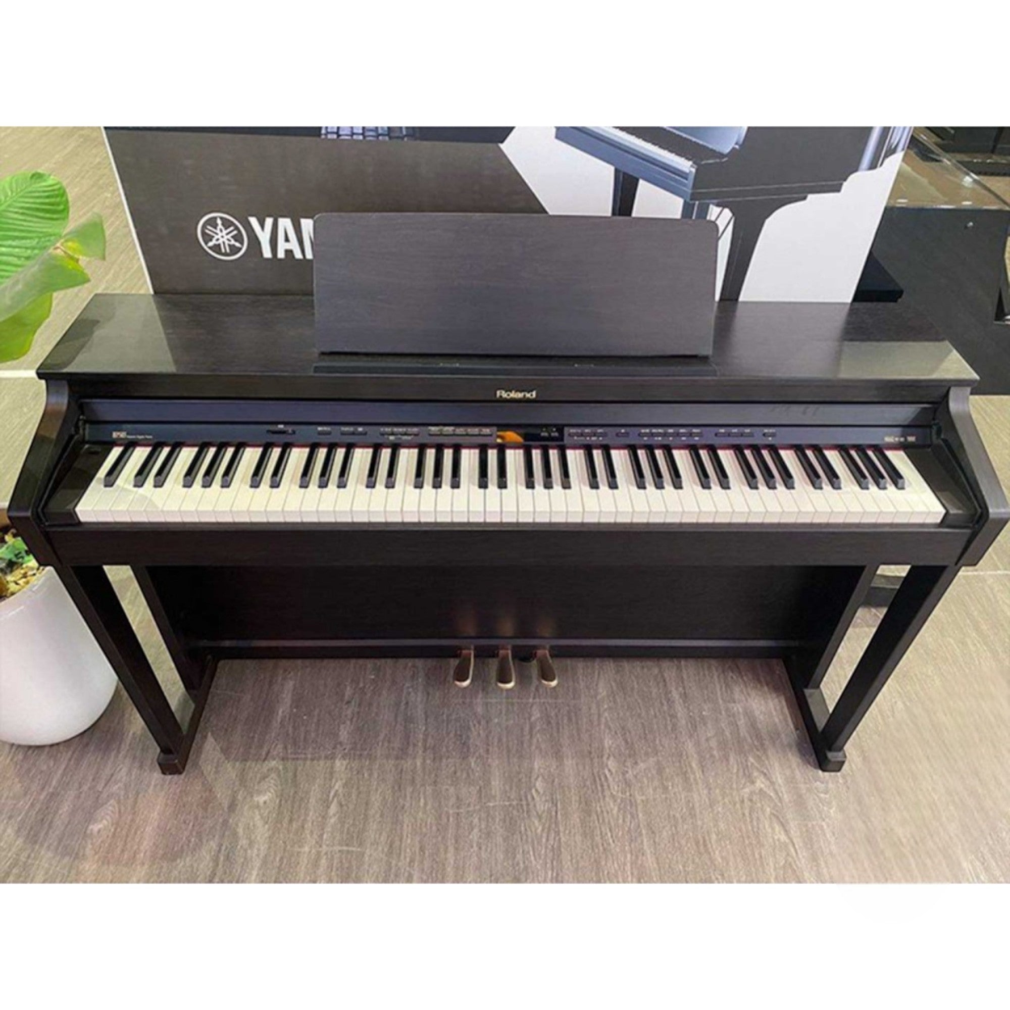 Đàn piano điện Roland HP302 màu đen sang trọng tại cửa hàng TÂN NHẠC CỤ với thiết kế cổ điển và bàn phím 88 phím.