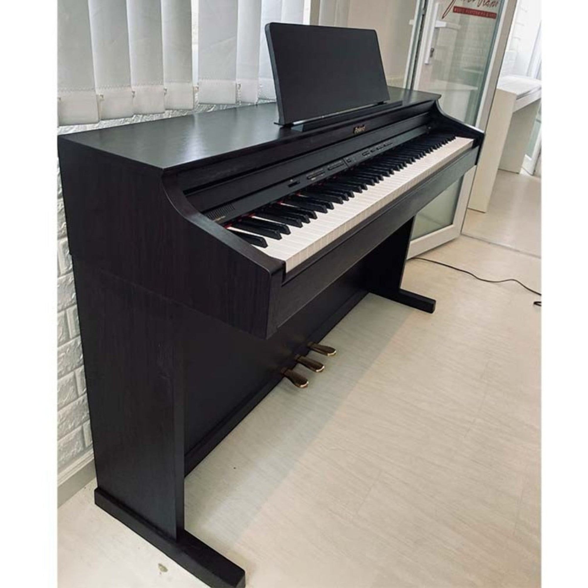 Đàn piano điện Roland HP302 màu đen sang trọng với thiết kế hiện đại tại cửa hàng TÂN NHẠC CỤ