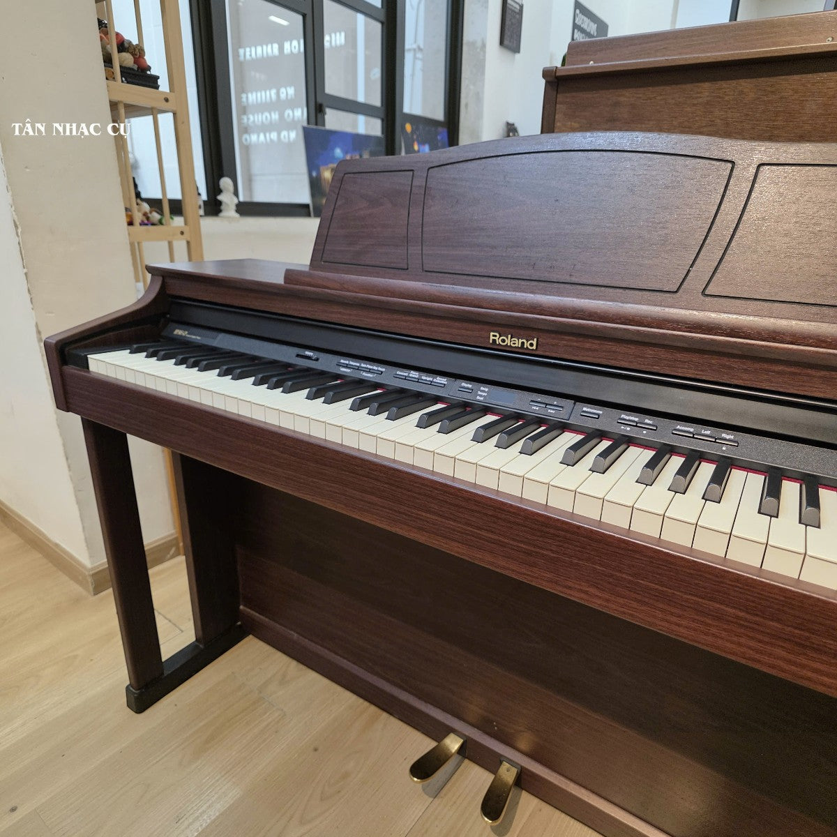 Đàn piano điện Roland HP305GP màu gỗ nâu sang trọng tại TÂN NHẠC CỤ, thiết kế dáng tủ cổ điển với bàn phím búa.