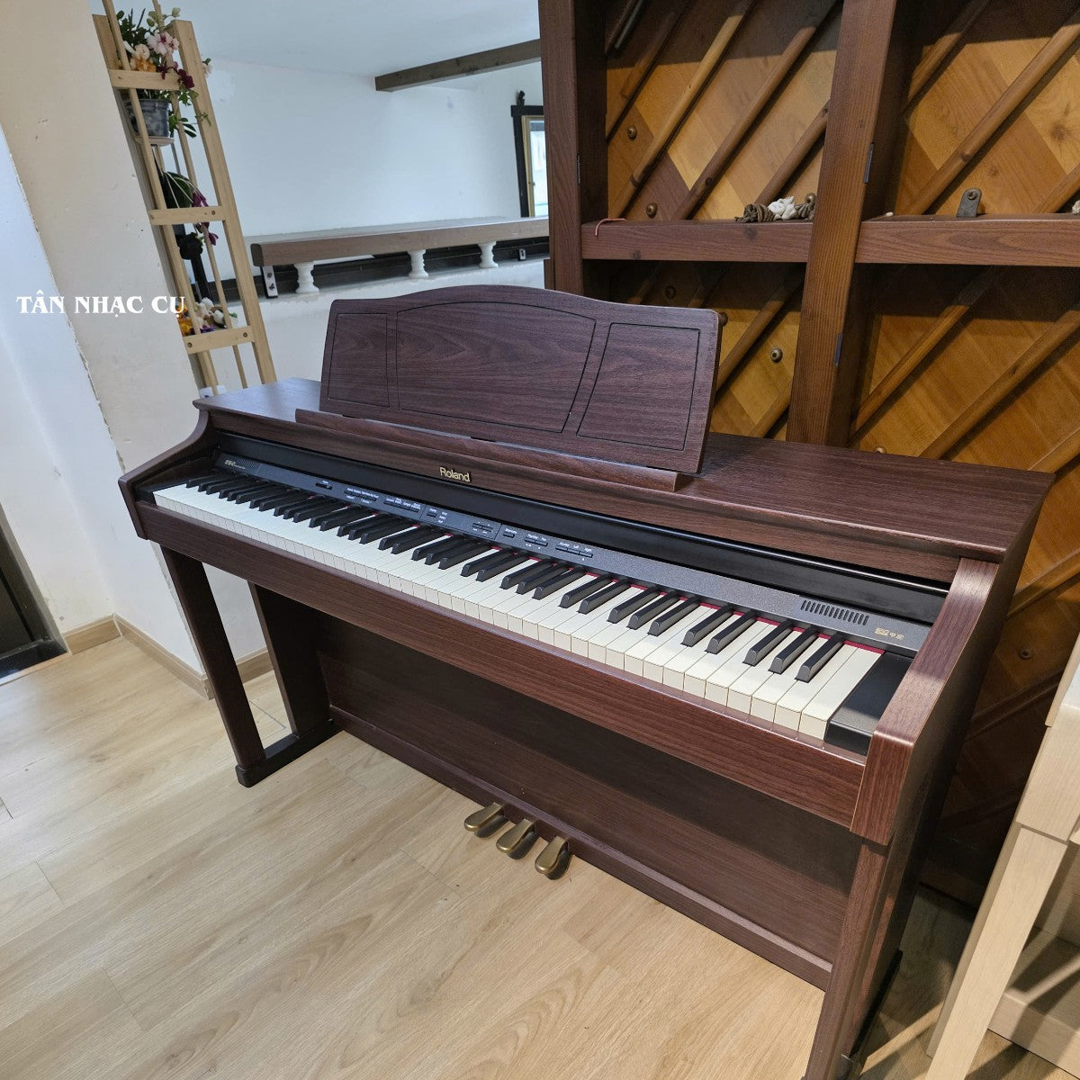 Đàn piano điện Roland HP305GP màu gỗ nâu sang trọng tại TÂN NHẠC CỤ, thiết kế dáng tủ cổ điển với bàn phím búa.