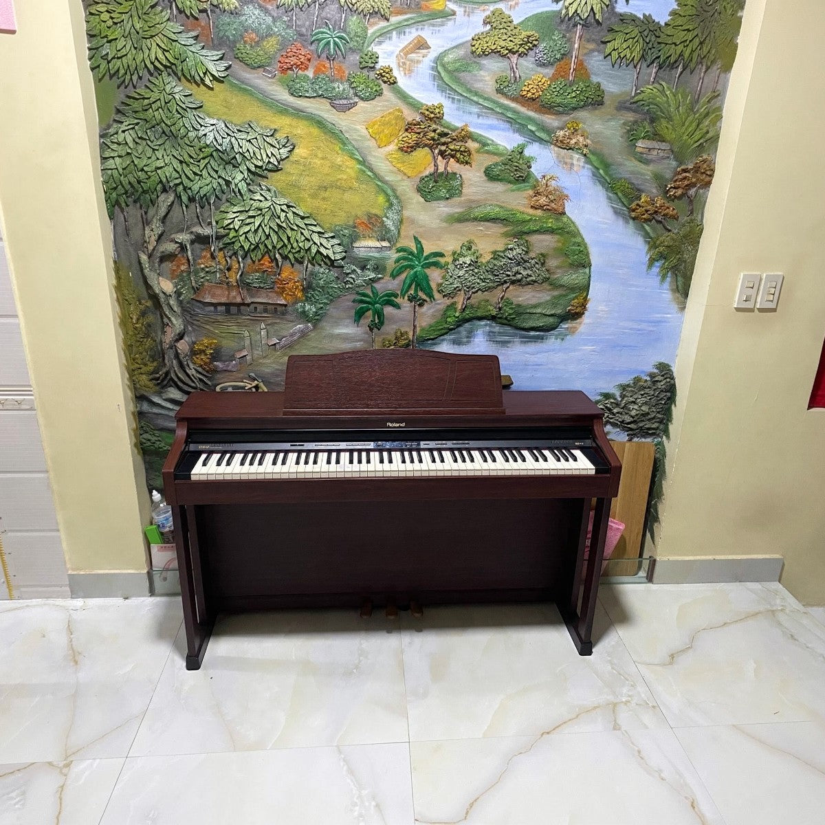 Đàn piano điện Roland HP305GP màu nâu sang trọng tại TÂN NHẠC CỤ, thiết kế dáng tủ cổ điển với bàn phím búa cao cấp.