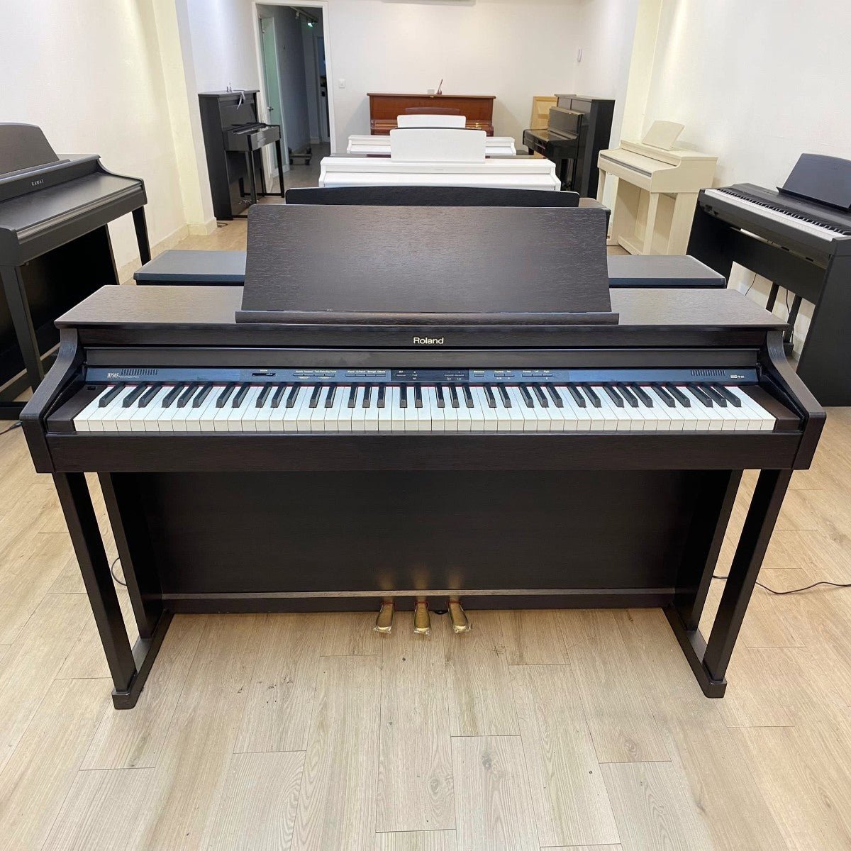 Đàn piano điện Roland HP305GP màu đen sang trọng tại showroom TÂN NHẠC CỤ với bàn phím búa PHA II Ivory Feel