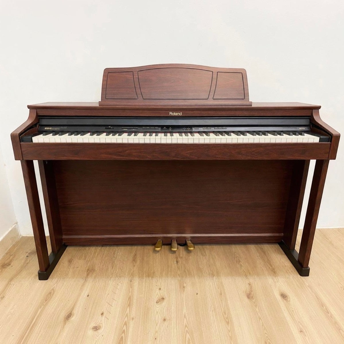 Đàn piano điện Roland HP305GP màu gỗ sang trọng tại TÂN NHẠC CỤ, thiết kế dáng tủ cổ điển với 3 pedal.