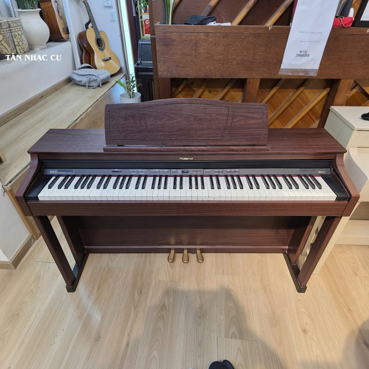 Đàn piano điện Roland HP305GP màu gỗ nâu sang trọng tại Tân Nhạc Cụ với bàn phím búa PHA II Ivory Feel