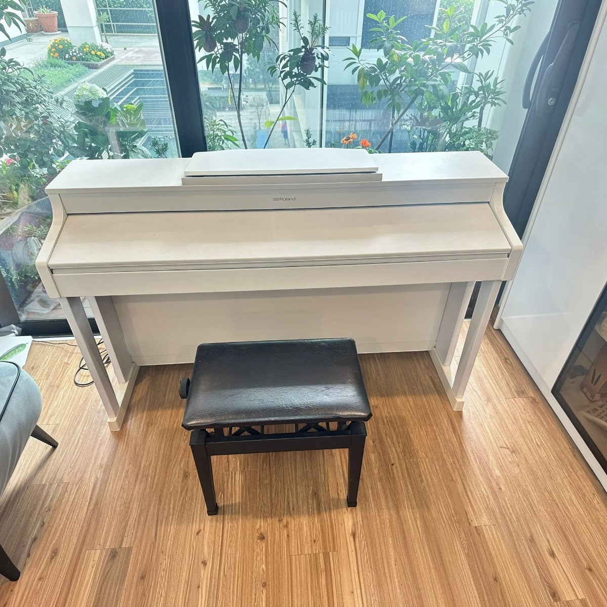 Đàn piano điện Roland HP307 màu trắng sang trọng tại Tân Nhạc Cụ, thiết kế dáng tủ hiện đại với ghế ngồi đi kèm.