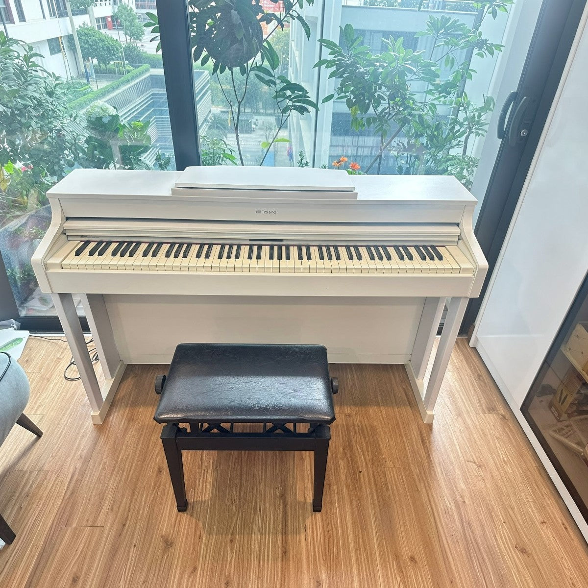 Đàn piano điện Roland HP307 màu trắng sang trọng tại cửa hàng TÂN NHẠC CỤ, thiết kế dáng tủ hiện đại.