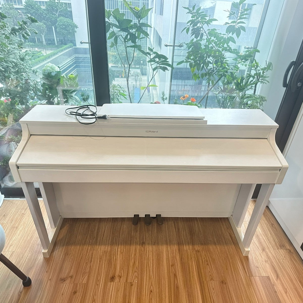 Đàn piano điện Roland HP307 màu trắng sang trọng tại Tân Nhạc Cụ, thiết kế dáng tủ hiện đại với bàn phím búa cao cấp.