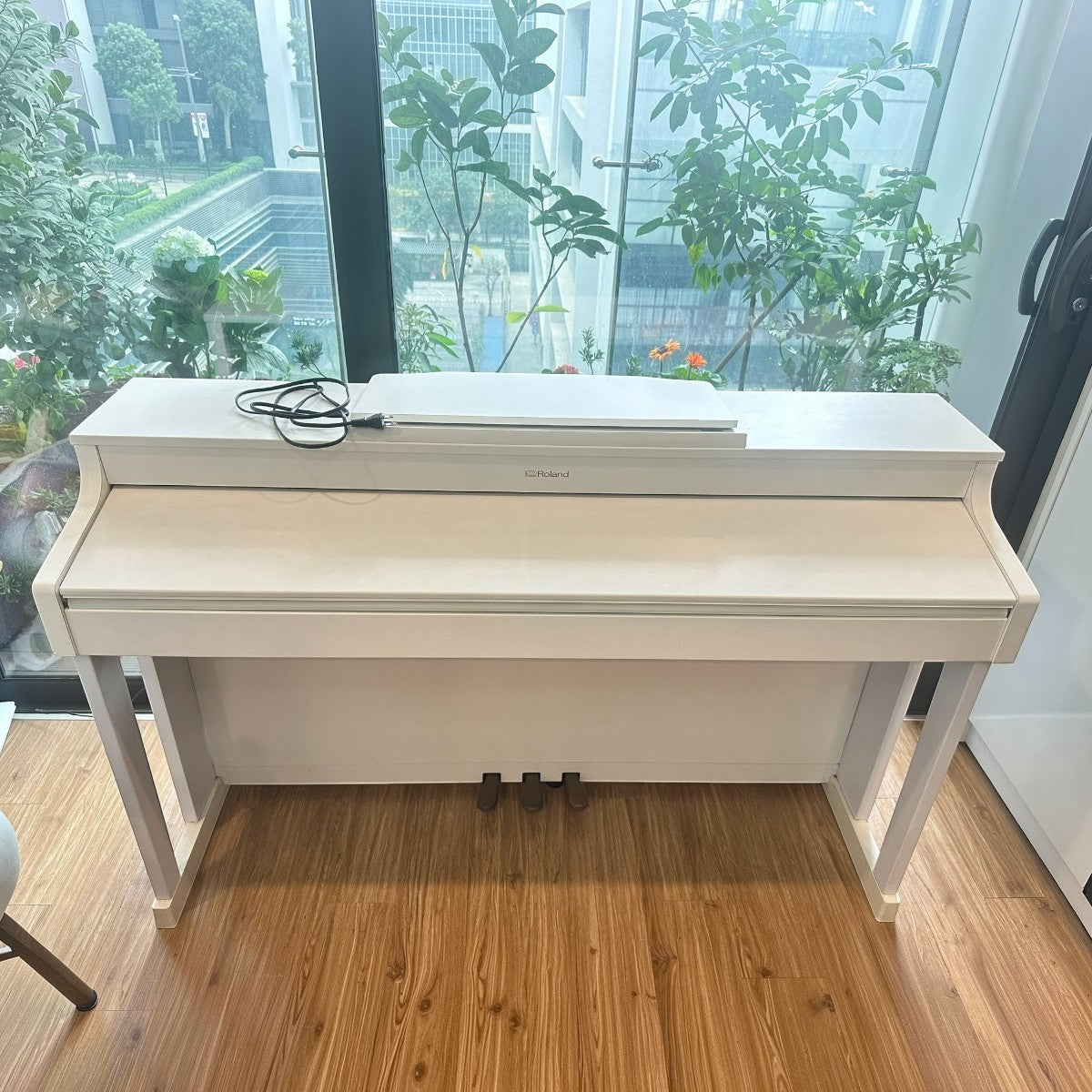 Đàn piano điện Roland HP307 màu trắng trang nhã tại Tân Nhạc Cụ, thiết kế dáng tủ sang trọng với bàn phím búa cao cấp.