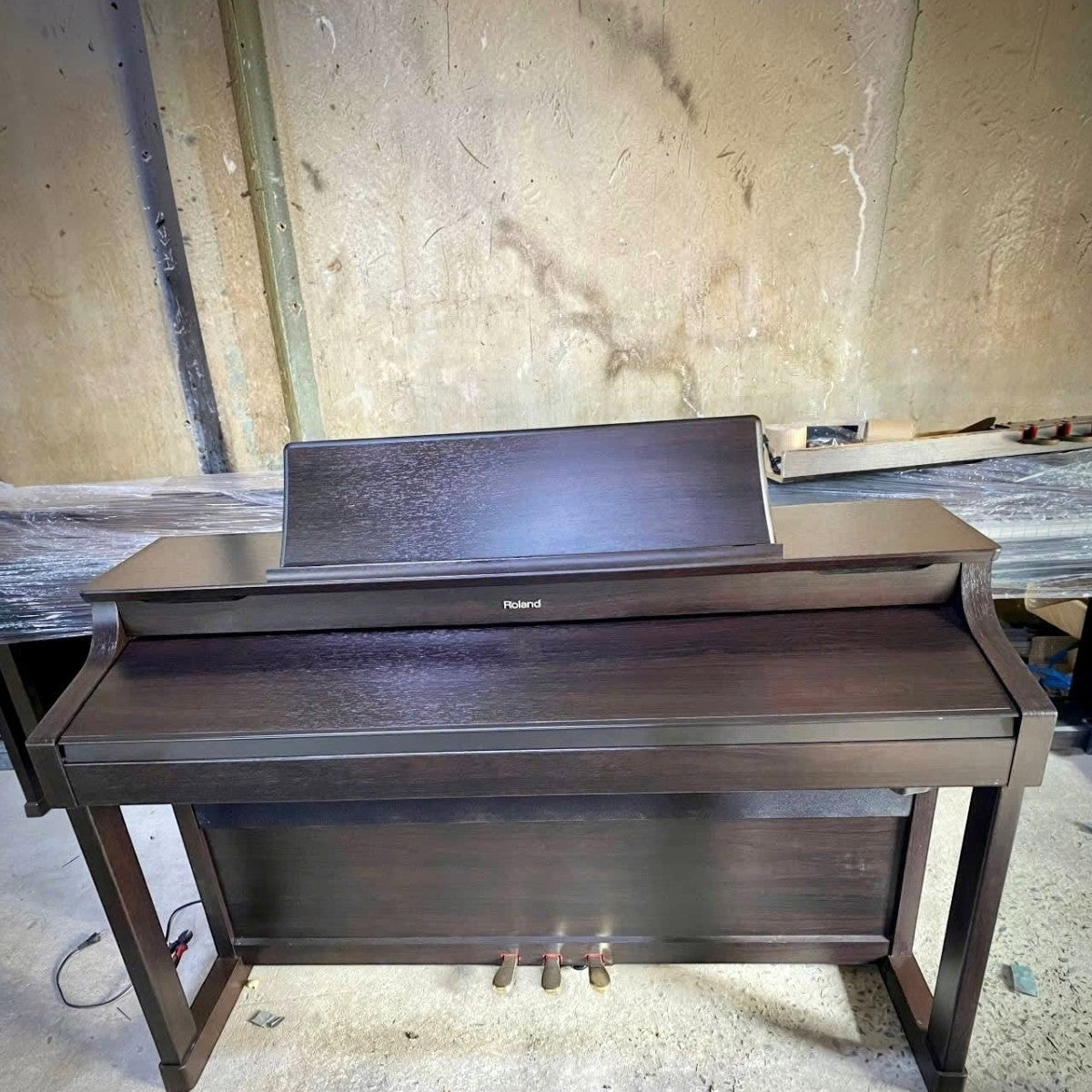 Đàn piano điện Roland HP307 màu nâu gỗ sang trọng tại Tân Nhạc Cụ với thiết kế dáng tủ cổ điển và bàn phím PHA III.