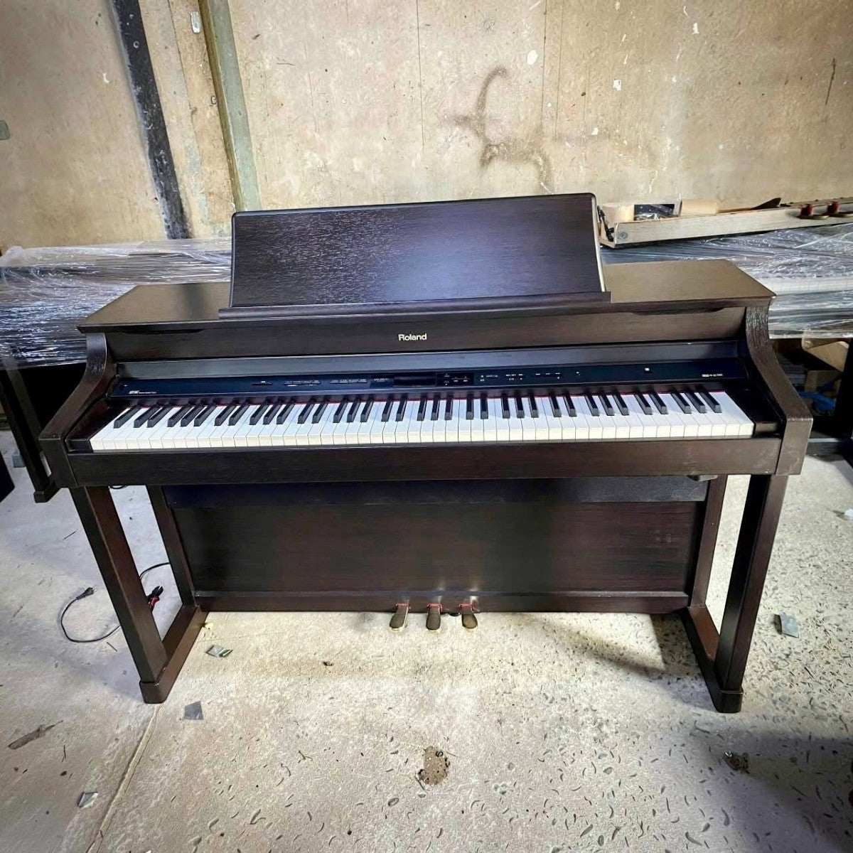 Đàn piano điện Roland HP307 màu nâu gỗ sang trọng tại Tân Nhạc Cụ, thiết kế dáng tủ cổ điển với bàn phím búa cao cấp.