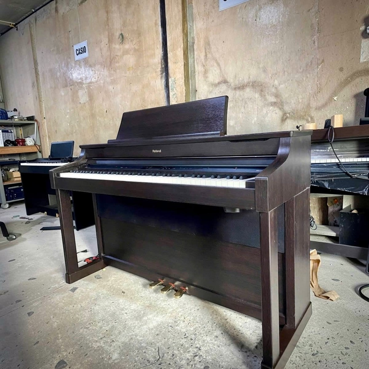Đàn piano điện Roland HP307 màu nâu gỗ sang trọng tại TÂN NHẠC CỤ, thiết kế dáng tủ cổ điển với bàn phím búa cao cấp.