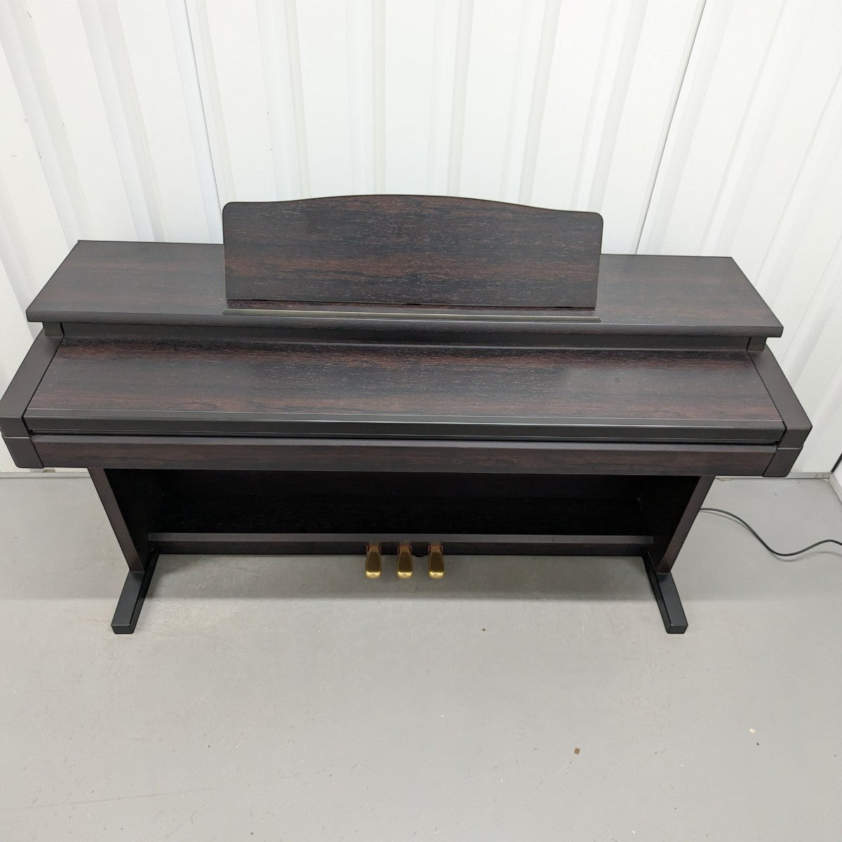 Đàn piano điện Roland HP330 màu gỗ Rosewood sang trọng tại TÂN NHẠC CỤ, thiết kế tủ đứng bền bỉ với 3 pedal.