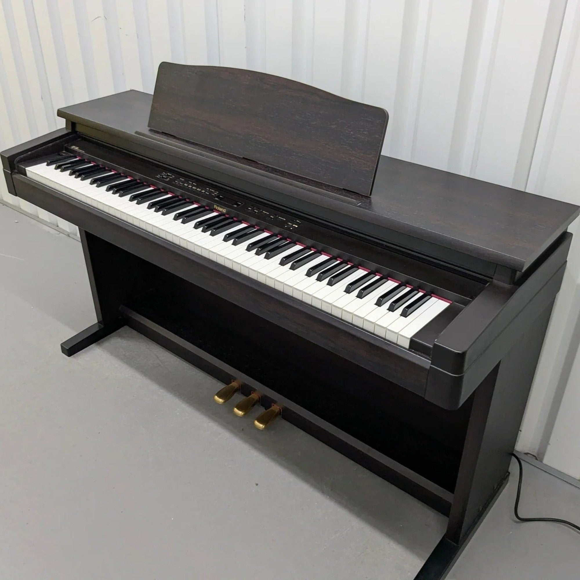 Đàn piano điện Roland HP330 màu nâu gỗ sang trọng với 88 phím nặng tại cửa hàng TÂN NHẠC CỤ