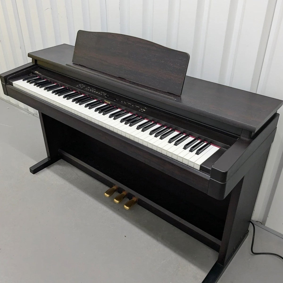 Đàn piano điện Roland HP330 màu gỗ hồng sắc tại TÂN NHẠC CỤ với thiết kế tủ đứng và bàn phím búa weighted