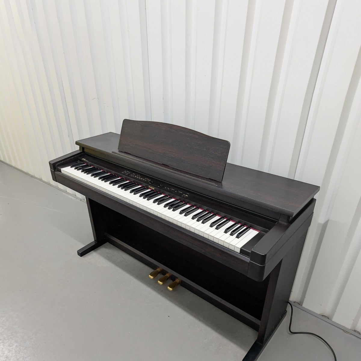 Đàn piano điện Roland HP330 màu gỗ hồng sắc tại TÂN NHẠC CỤ, thiết kế tủ đứng cổ điển với bàn phím búa weighted.