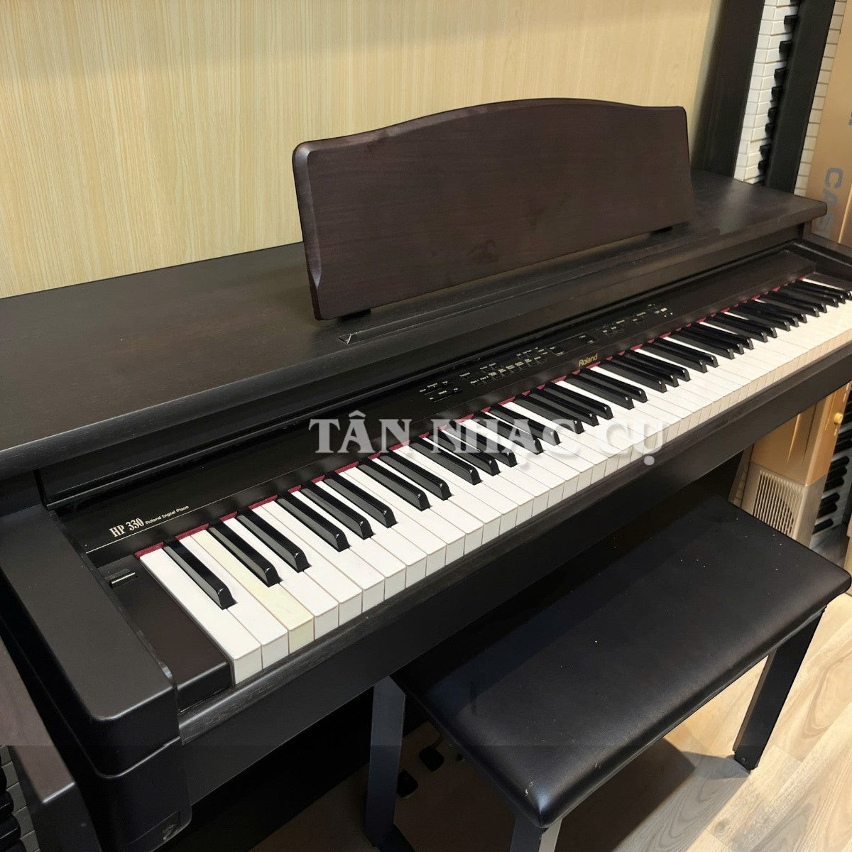 Đàn piano điện TÂN NHẠC CỤ Roland HP330 màu gỗ hồng sắc với bàn phím búa weighted và thiết kế tủ đứng bền bỉ