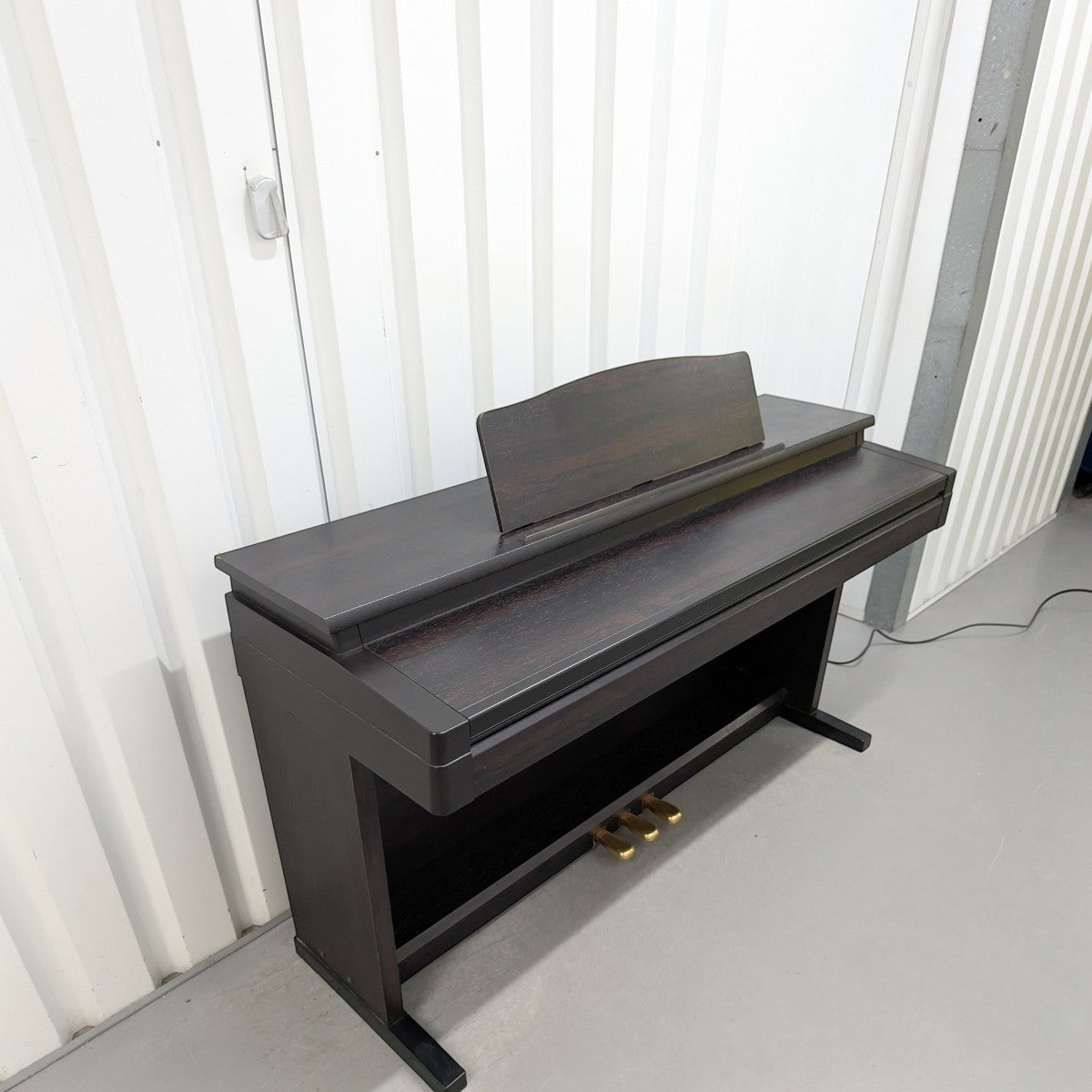 Đàn piano điện Roland HP330 màu gỗ hồng sắc sang trọng tại TÂN NHẠC CỤ, thiết kế dáng tủ đứng bền bỉ.