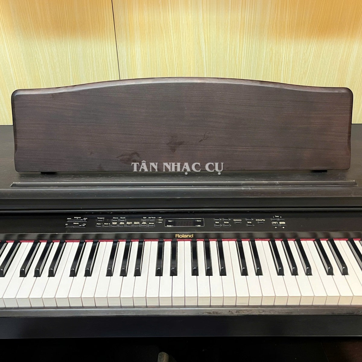 Đàn piano điện TÂN NHẠC CỤ Roland HP330 màu gỗ Rosewood với bàn phím búa weighted và giá để nhạc