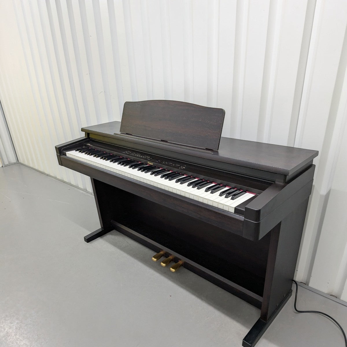 Đàn piano điện Roland HP330 màu gỗ hồng sắc tại TÂN NHẠC CỤ với thiết kế tủ đứng cổ điển và bàn phím búa weighted.
