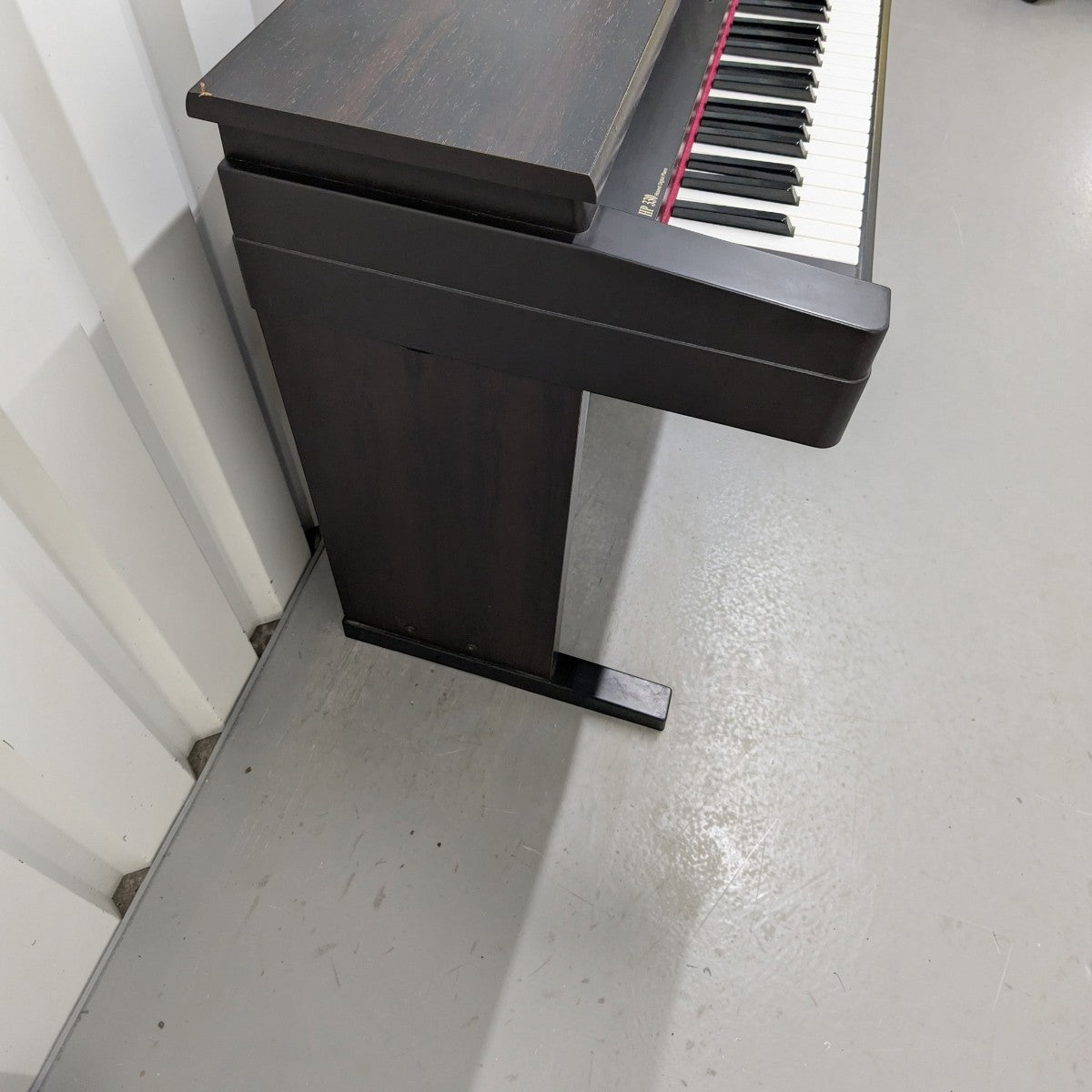 Đàn piano điện Roland HP330 màu gỗ hồng sắc tại TÂN NHẠC CỤ, góc nhìn nghiêng từ trên xuống thấy rõ phím đàn