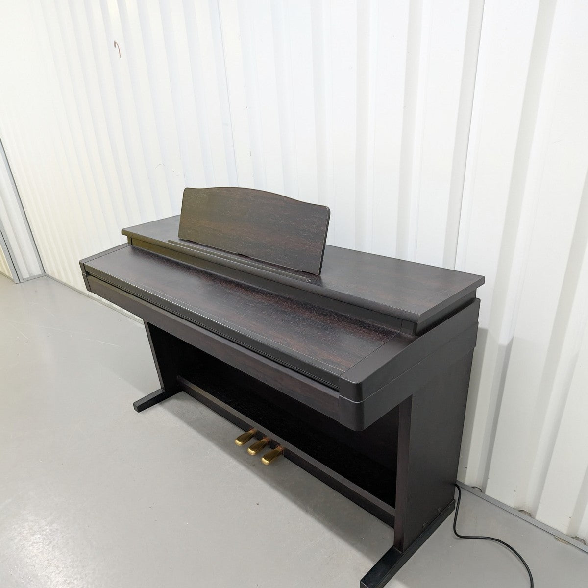 Đàn piano điện Roland HP330 màu gỗ Rosewood sang trọng tại TÂN NHẠC CỤ, thiết kế tủ đứng bền bỉ với 3 pedal.